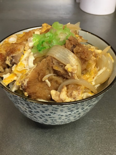 Una foto de El katsu-don~tazón del huevo y Katsu~