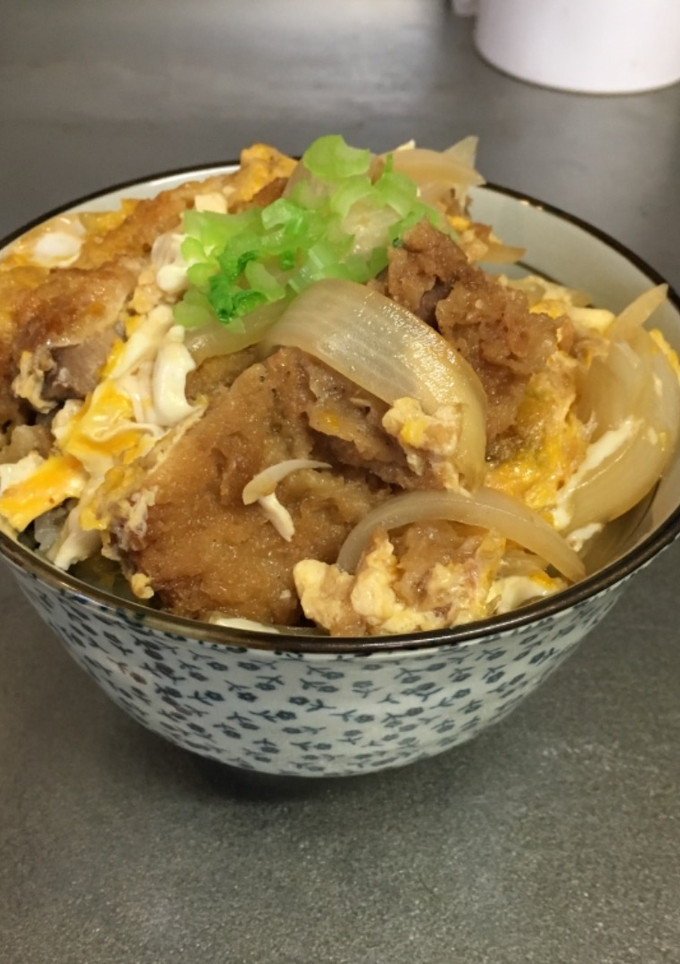 Una foto de El katsu-don～tazón del huevo y Katsu～