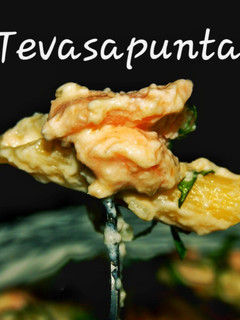 Una foto de Tortiglioni con salmón y salsa de apio