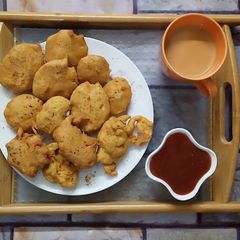 A picture of Aaloo ke Pakoray.