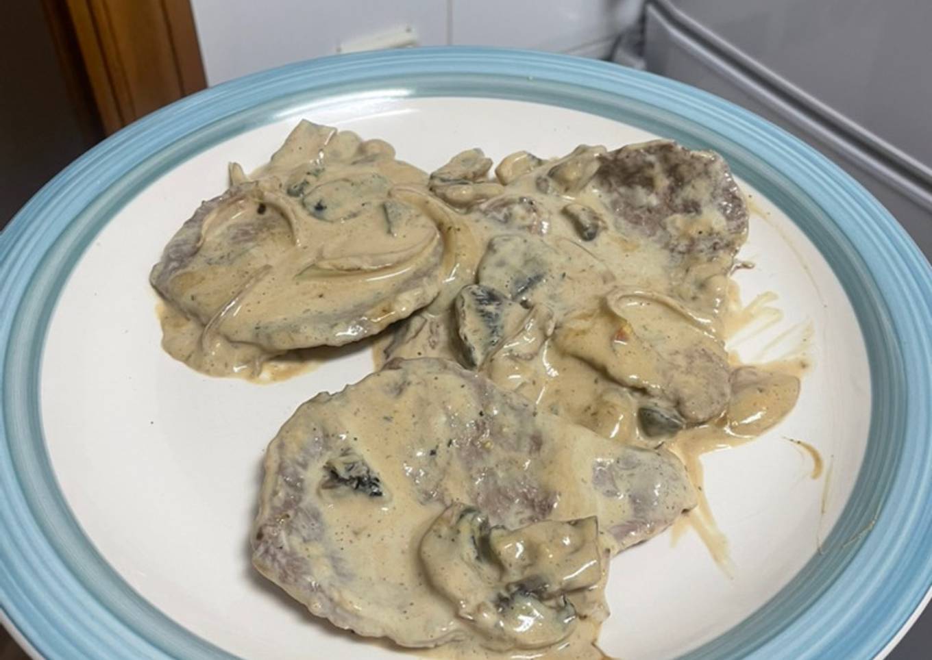 Escalope de ternera con salsa de champiñones