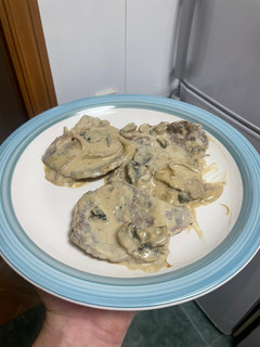 Una foto de Escalope de ternera con salsa de champiñones