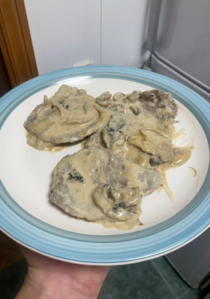 Una foto de Escalope de ternera con salsa de champiñones