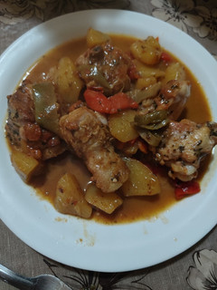 Una foto de Pollo guisado con verduras