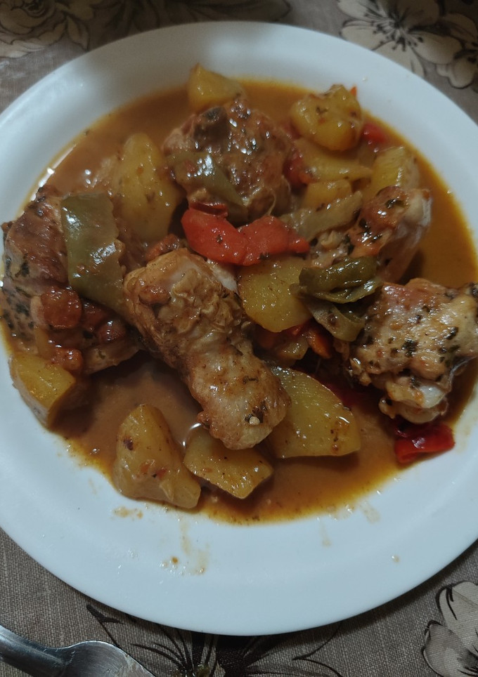 Una foto de Pollo guisado con verduras
