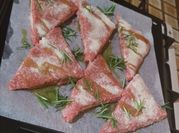 Una foto di tramezzini al forno