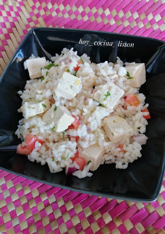 Una foto de Ensalada de arroz con tofu