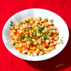 A picture of Chickpeas and White peas Sprouts Salad.