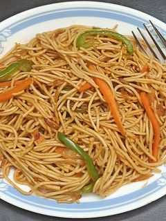 शेजवान नूडल्स(Schezwan noodles recipe in hindi) रेसिपी मुख्य फोटो