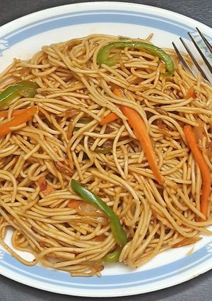 शेजवान नूडल्स(Schezwan noodles recipe in hindi) रेसिपी मुख्य फोटो