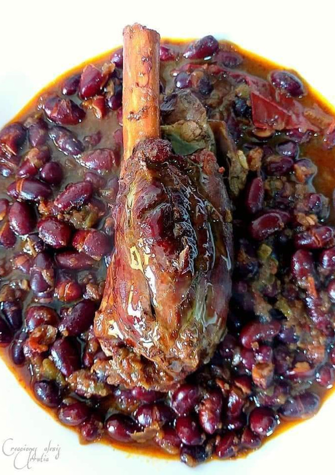 Una foto de Alubias de Tolosa con codillo de cordero con especias nobles
