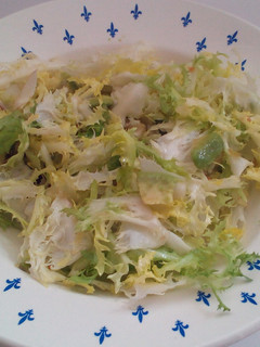 Una foto de Escarola con aguacate y ajos tiernos