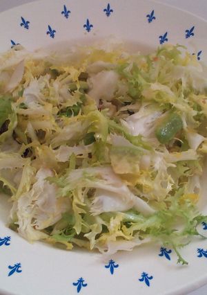 Foto principal de Escarola con aguacate y ajos tiernos