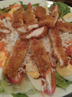 Una foto de Ensalada de pollo y arroz con vinagreta de mostaza