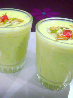 બદામ શેક (Badam shake Recipe in Gujarati) રેસીપી મુખ્ય ફોટો
