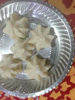 रव्याचे उकडीचे मोदक (ravyache ukadiche modak recipe in marathi) रेसिपी चे मुख्य फोटो 