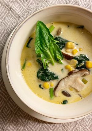 Foto di Zuppa di latte di cocco, mais, funghi e spinaci