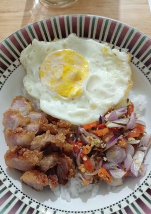 Foto resep Nasi samcan babi telor ceplok sambal matah