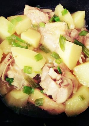 Hình của món Gà om khoai tây cho bé.