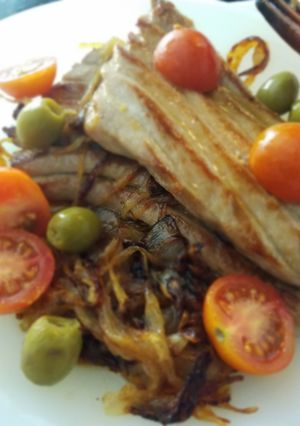 Una foto de Ventresca de atún encebollado con mostaza