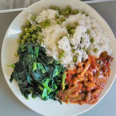 A picture of Green peas and sticky rice with vegetables and mushroom stew.