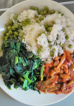 A picture of Green peas and sticky rice with vegetables and mushroom stew.