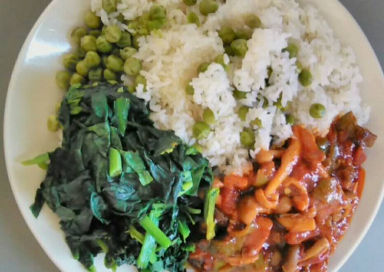 Green peas and sticky rice with vegetables and mushroom stew