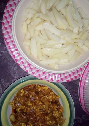 A picture of Chips and egg source.