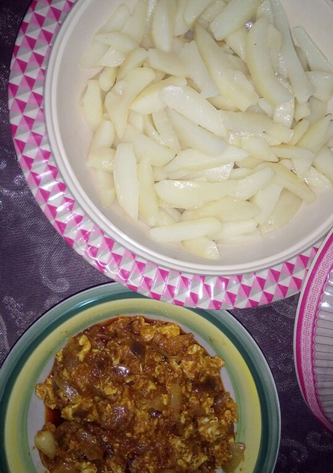 A picture of Chips and egg source.