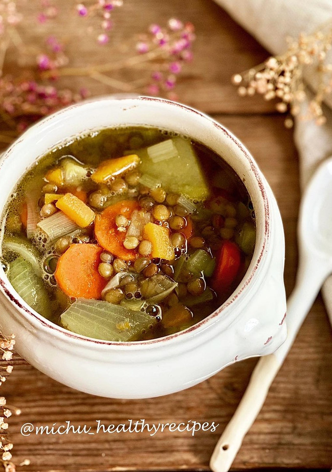 Una foto de Lentejas con muchas verduras