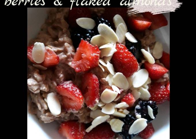 Chocolate protein oats with berries & flaked almonds