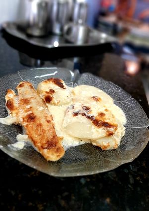Una foto de Merluza con papas a la crema de queso🧀🐟