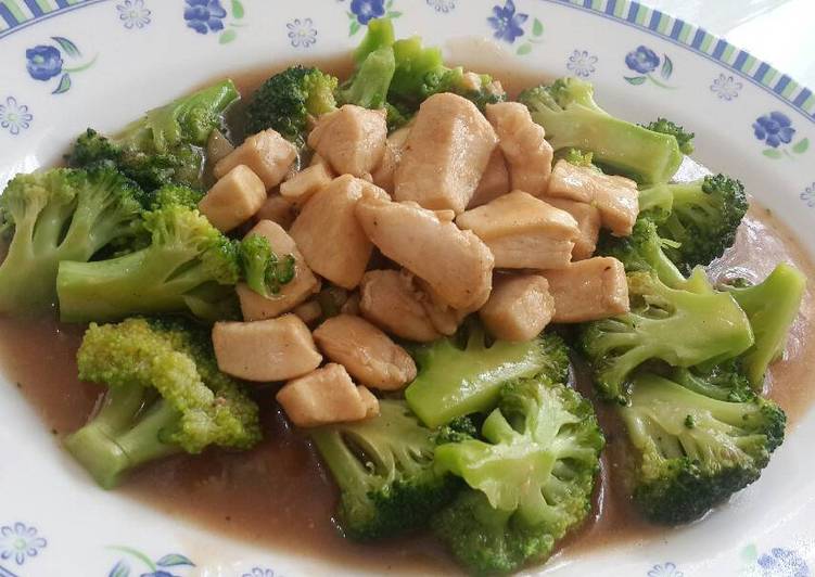 Resep Brokoli Cah Ayam yang Enak Banget