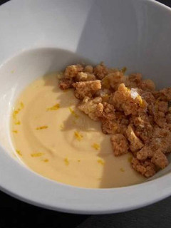 Una foto de Natillas con crumble de limón y bizcocho
