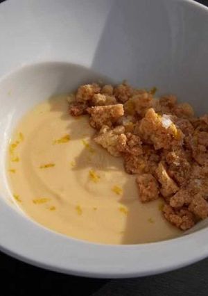 Una foto de Natillas con crumble de limón y bizcocho