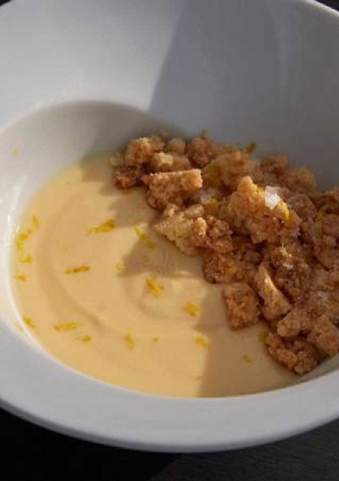 Una foto de Natillas con crumble de limón y bizcocho