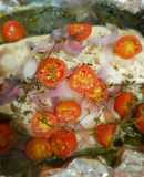 Pescado empapelado con espinaca y jitomate uva