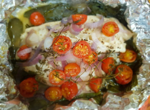Una foto de Pescado empapelado con espinaca y jitomate uva