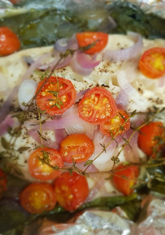 Una foto de Pescado empapelado con espinaca y jitomate uva