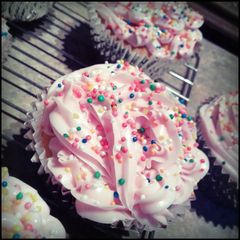A picture of Golden Butter Cupcakes.