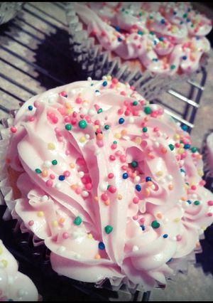A picture of Golden Butter Cupcakes.