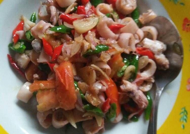 Langkah Mudah untuk Menyiapkan Cumi cabe ijo, Enak Banget
