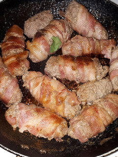 Una foto de Enrrollados de carne magra