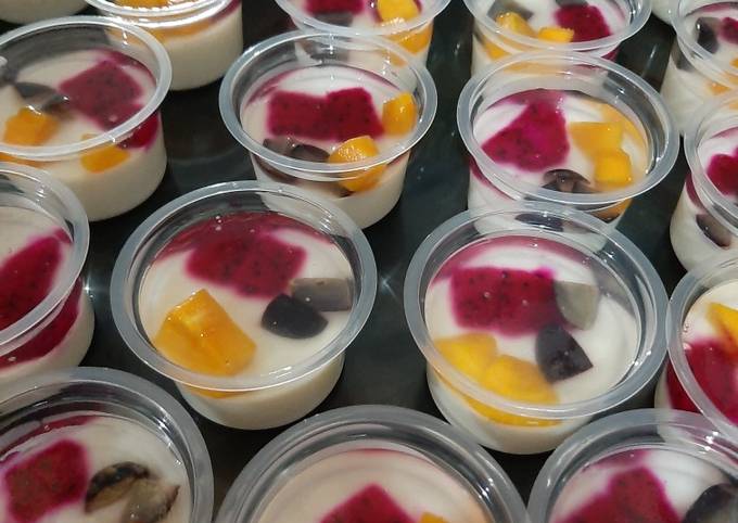 Puding Susu dengan Buah Segar