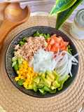 Ensalada de atún con salsa de yogur casera