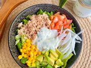 Una foto de salsa de yogur con atun
