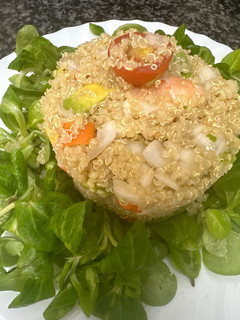 Una foto de 481. Ensalada al estilo asiático de quinoa y gambones (entrante ensalada)