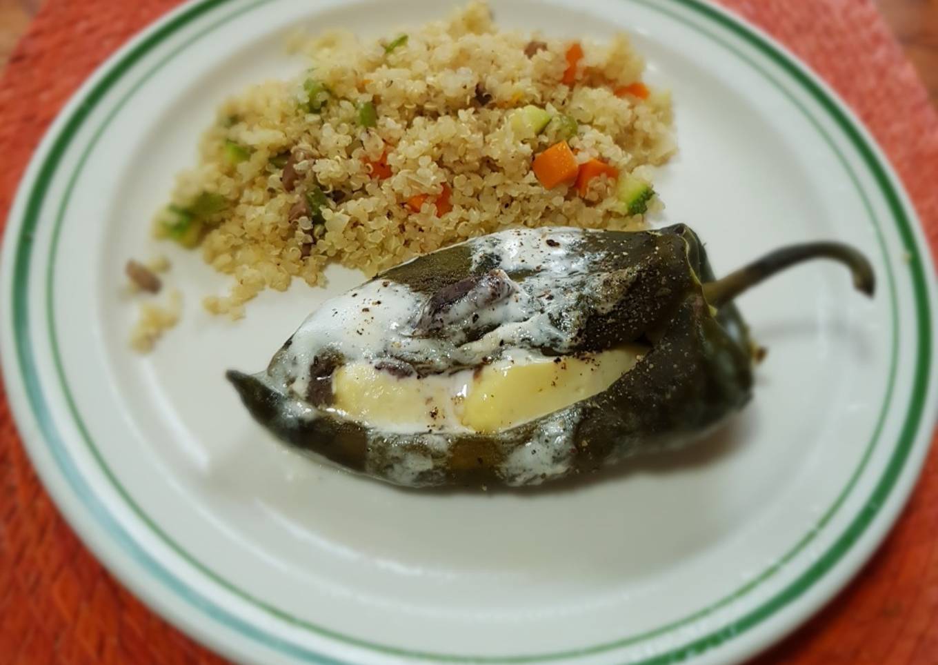 Chiles rellenos de frijoles con queso