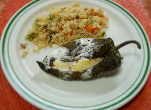 Una foto de Chiles rellenos de frijoles con queso