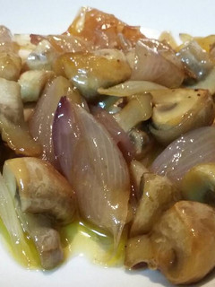 Una foto de Champiñones y chalotas glaseadas